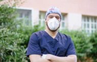 Νοσηλευτής σε κλινική Covid-19: Το βλέμμα πίσω από τη μάσκα